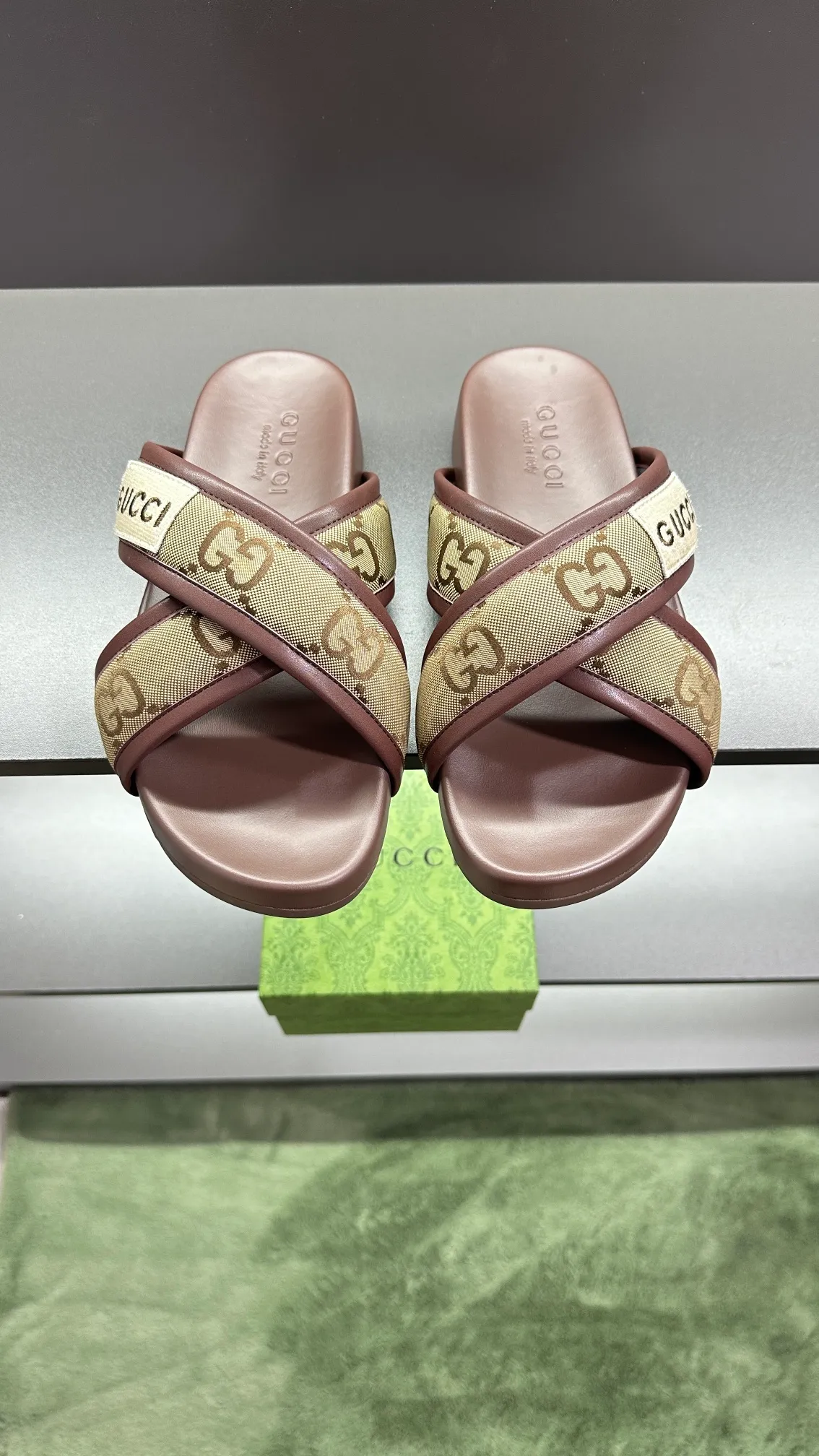 [G Family Couple Style] P: 300💰Female size 36~40 Men's size 39~45, (46. Custom-made Unisex GG slippers This slipper is made of GG polyester fiber and is decorated with a Gucci label on the front, adding a striking logo feel to the style. Beige GG recycled polyester fiber Unisex leather trim "Gucci Made in Italy" embroidered label Rubber sole Flat Made in Italy